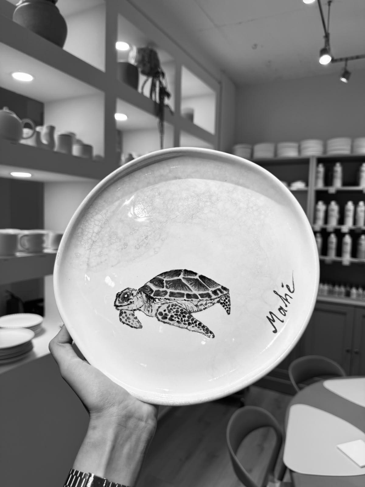 Bemalter Teller mit Schildkröten-Motiv im Pottery Lab